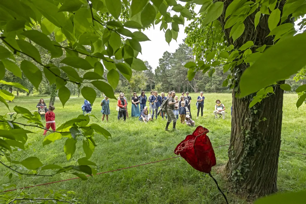 Déambulation botanique avec la Cie Gaïa pendant la Fête de la nature au Lac de Maine à Angers (49)