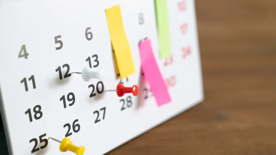 Un calendrier avec des dates pointées pas des post-it et des repères